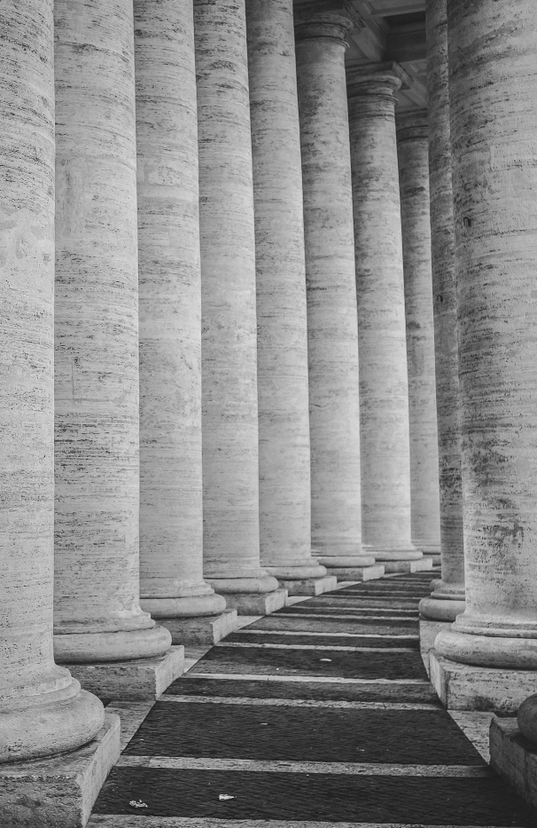 Columnas clásicas en blanco y negro